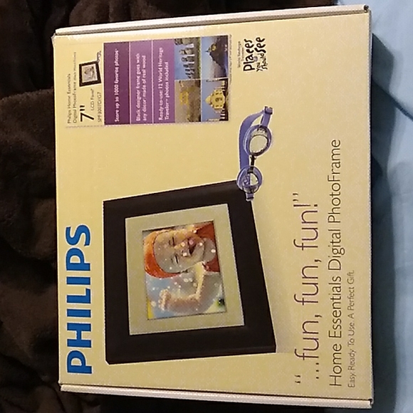 Philip's Home Essentials Digital Photo Frame 7" LCD Panel. Model # SPF3007D/G7 - Picture 1 of 4